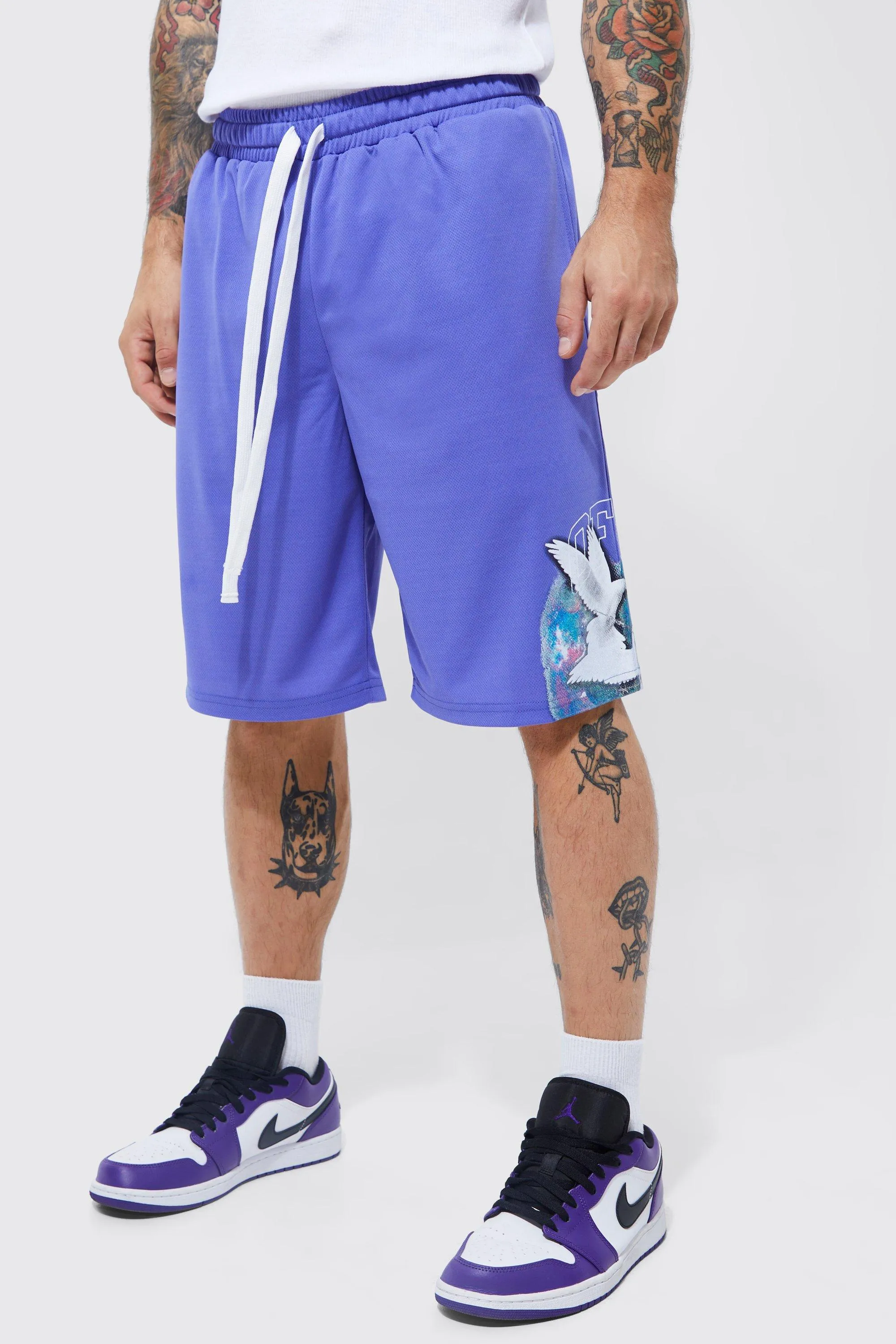 Long Loose Fit Dove Graphic Basketball Short | boohooMAN UK