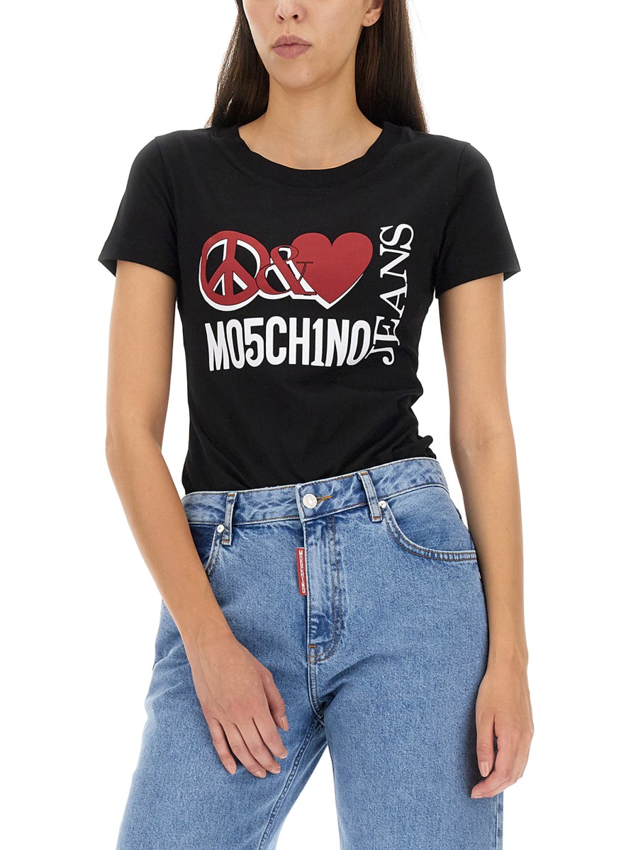 MOSCHINO JEANS      T-SHIRT IN JERSEY DI COTONE CON STAMPA PEACE & LOVE