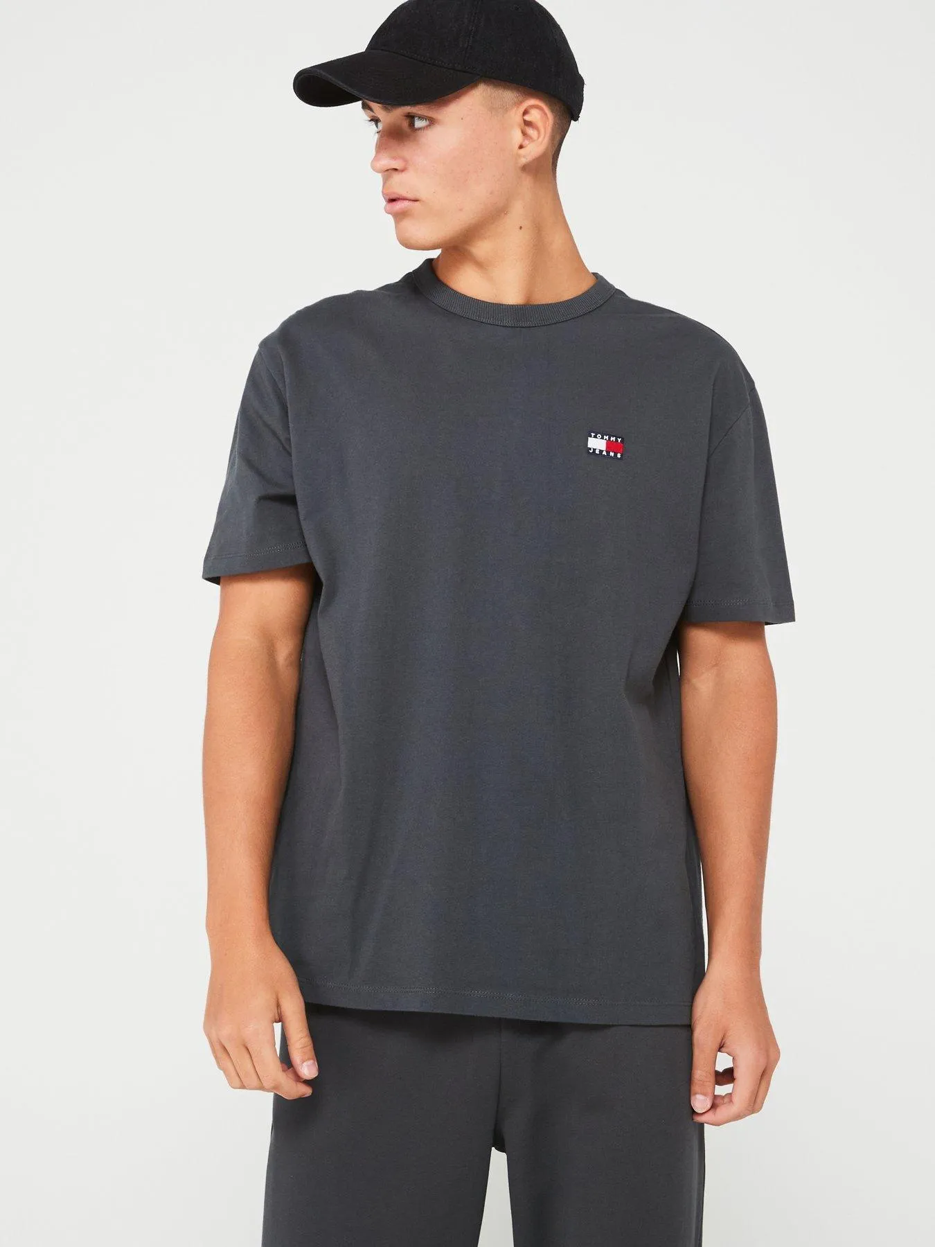 Tommy Jeans Regular Fit Left Chest Badge T-shirt - Dark Grey