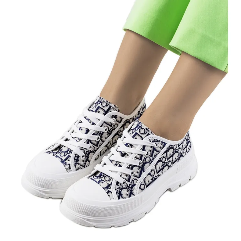 White sneakers on the Valida platform navy blue