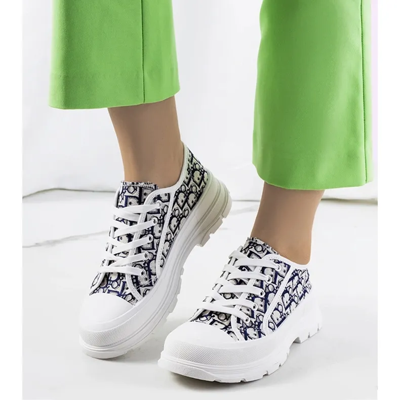 White sneakers on the Valida platform navy blue