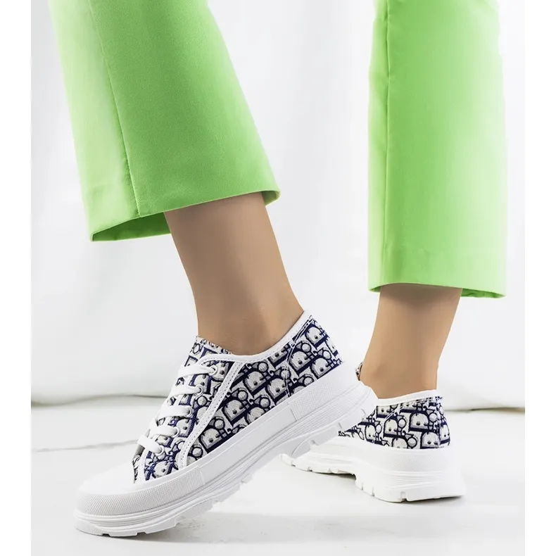 White sneakers on the Valida platform navy blue